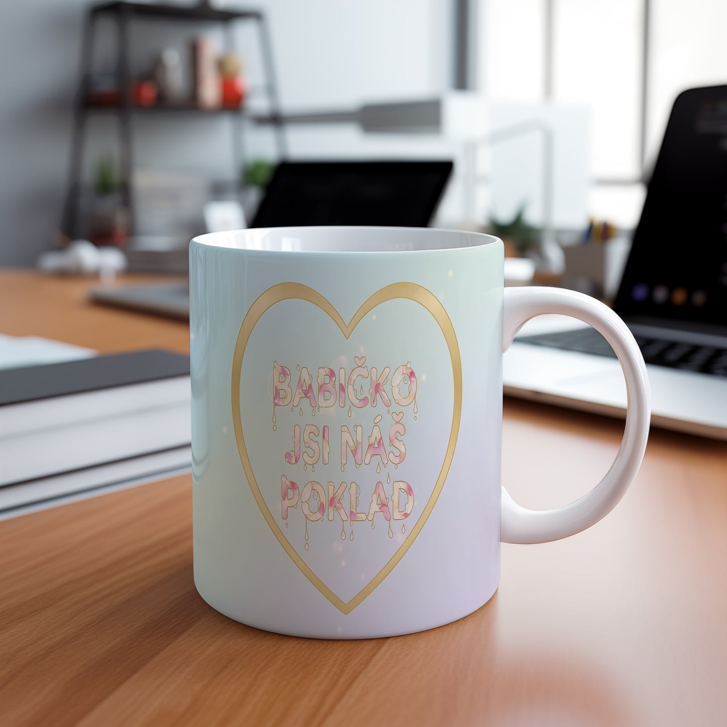 Hrnek s pastelovým gradientem a zlatým srdcem s nápisem 'BABIČKO JSI NÁŠ POKLAD'.