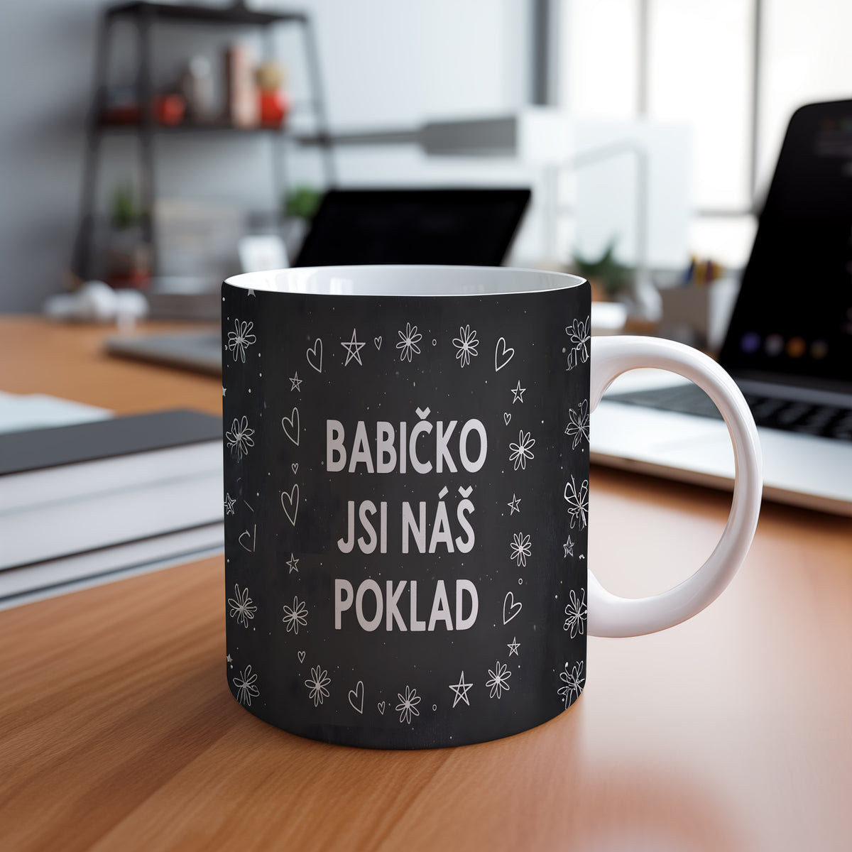 Černobílý hrnek s nápisem a motivem srdíček a květin.