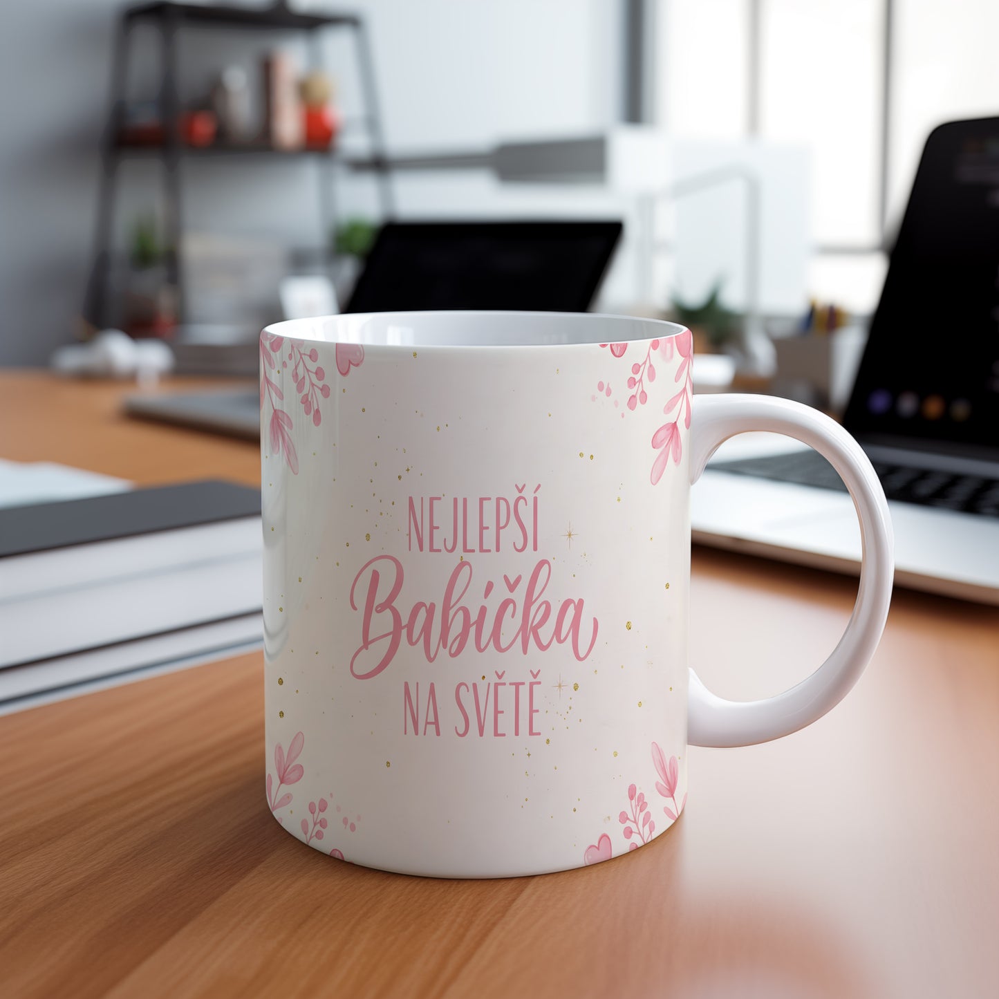 Hrnek s nápisem 'NEJLEPŠÍ BABIČKA NA SVĚTĚ' a růžovými srdci.