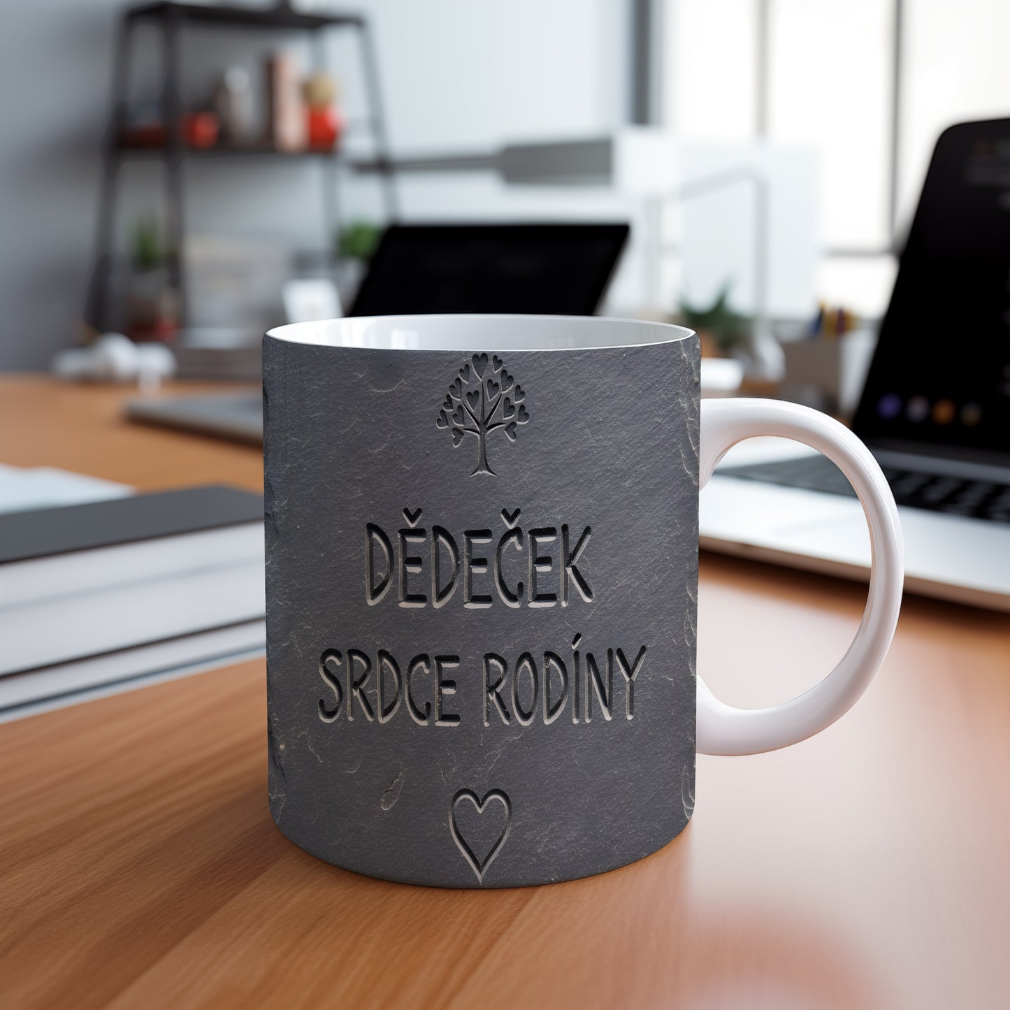 Šedý hrnek s nápisem 'Dědeček srdce rodiny' a motivem stromu srdcí.