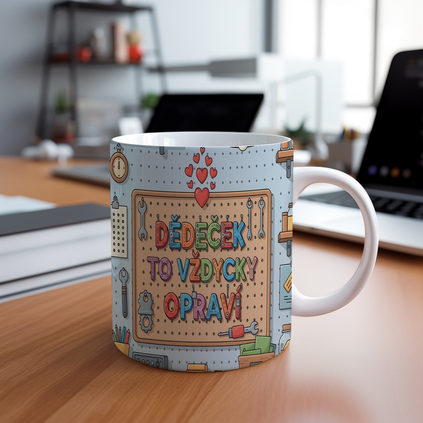 Hravý hrnek s nápisem DĚDEČEK TO VŽDYCKY OPRAVÍ a motivem nástrojů.