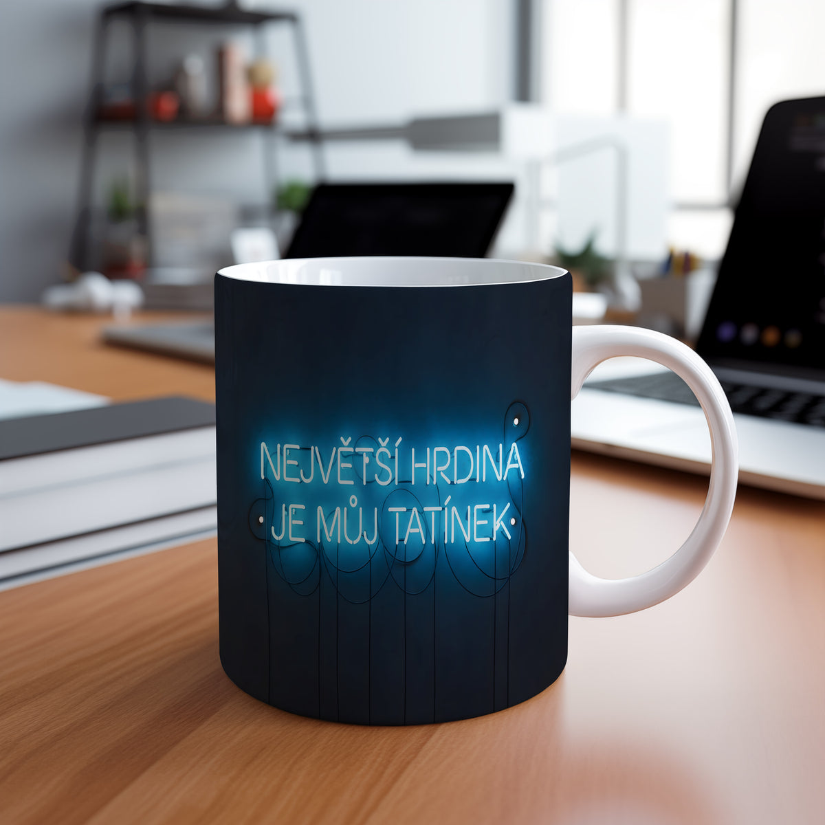 Modrý hrnek s nápisem NEJVĚTŠÍ HRDINA JE MŮJ TATÍNEK.