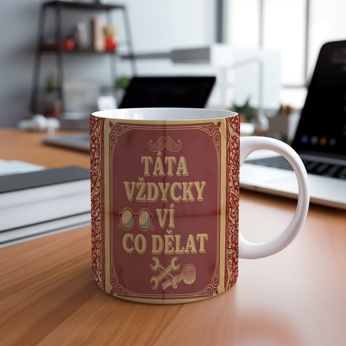 Vintage hrnek s textem 'TÁTA VŽDYCKY VÍ CO DĚLAT' a motivem nástrojů.