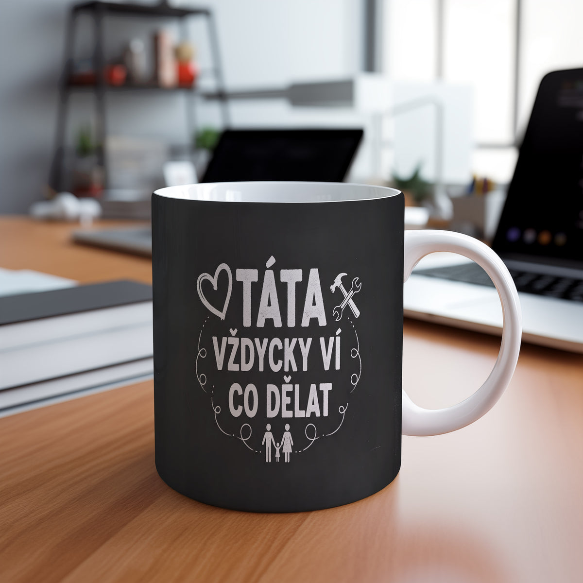 Černý hrnek s bílým nápisem a motivem srdce a nářadí.