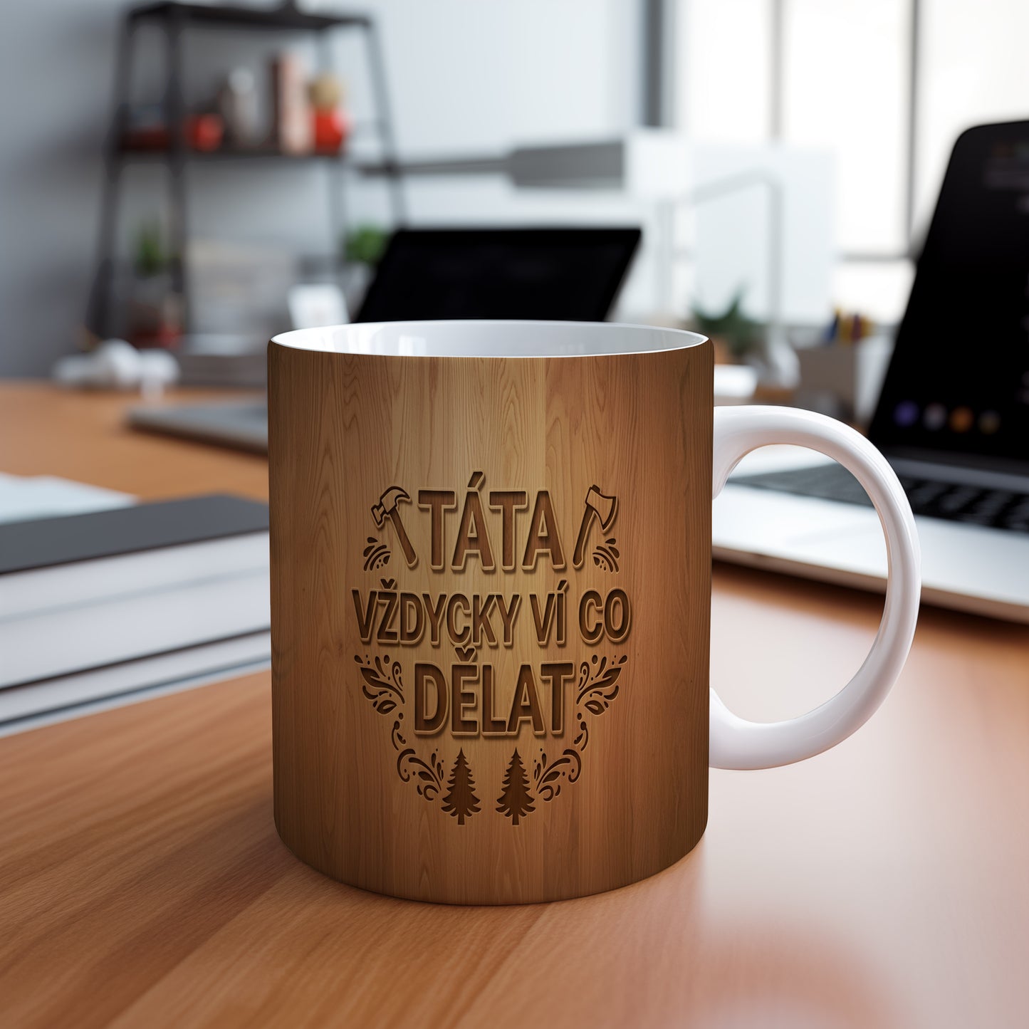 Hrnek s dřevěným motivem a nápisem TÁTA VŽDYCKY VÍ CO DĚLAT.