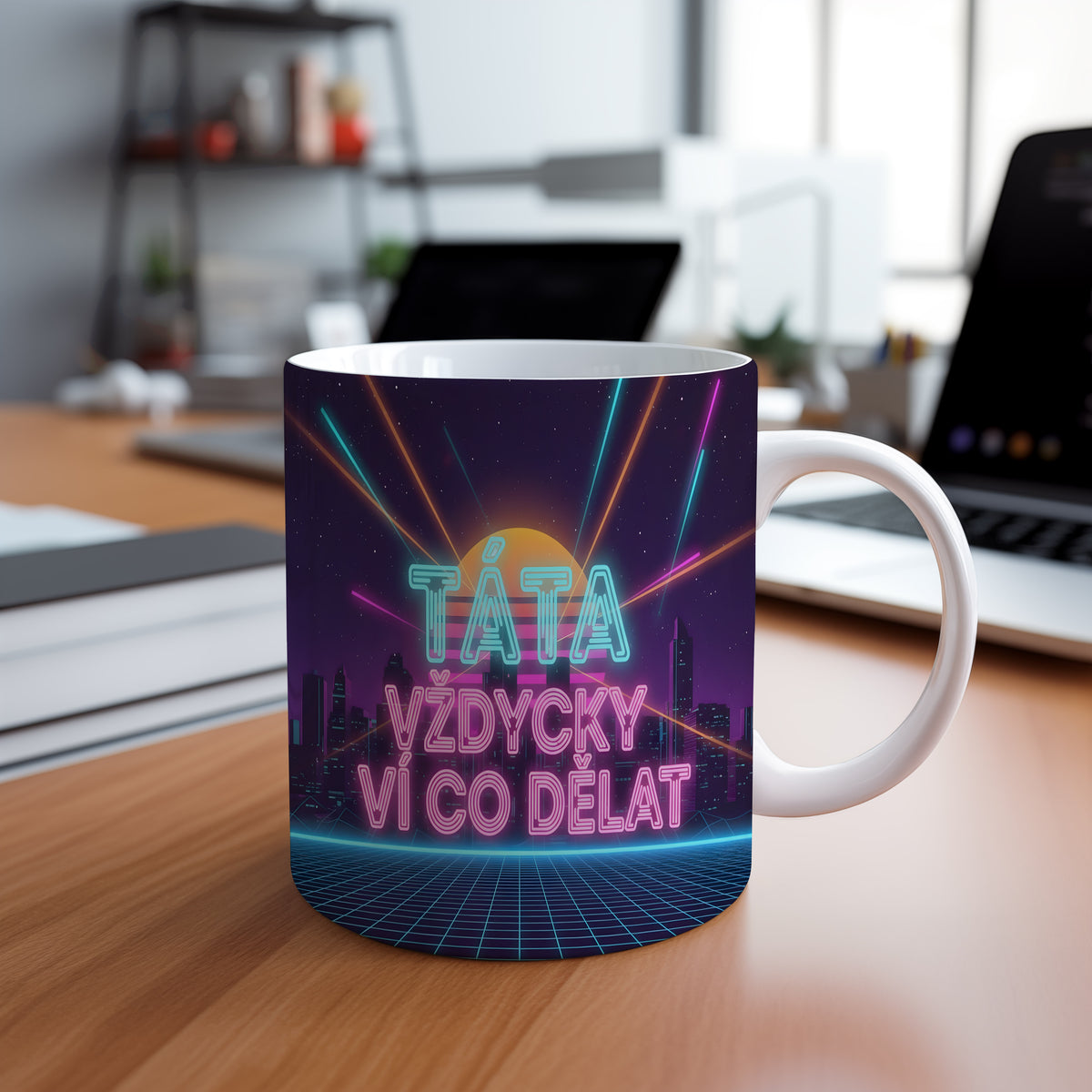 Hrnek s neonovým nápisem TÁTA VŽDYCKY VÍ CO DĚLAT na moderním pozadí.