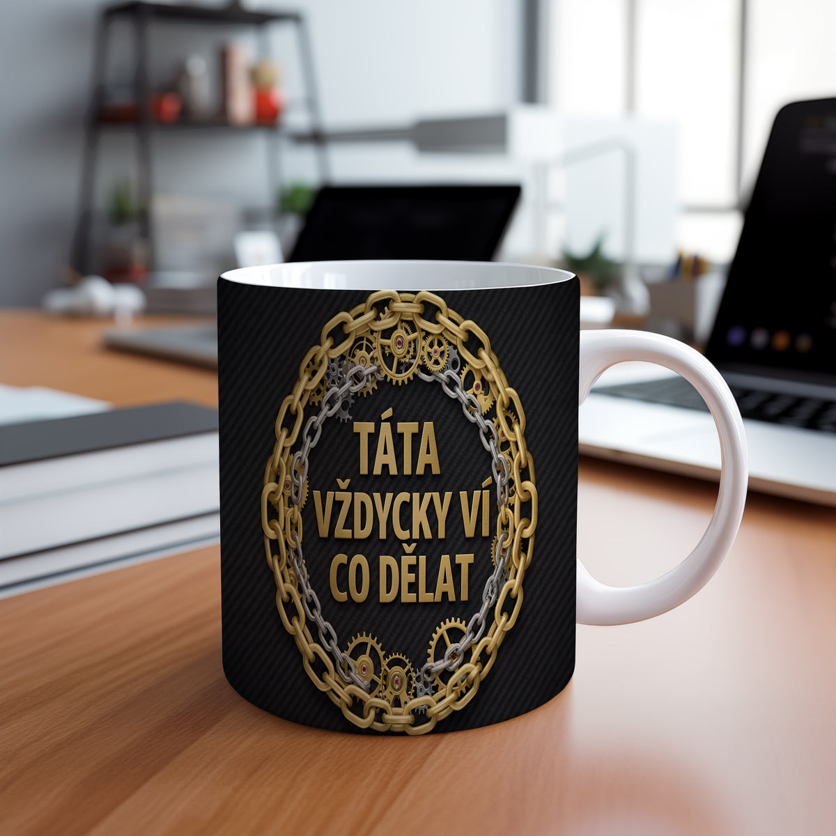 Hrnek s nápisem TÁTA VŽDYCKY VÍ CO DĚLAT s motivem řetězů a ozubených kol.