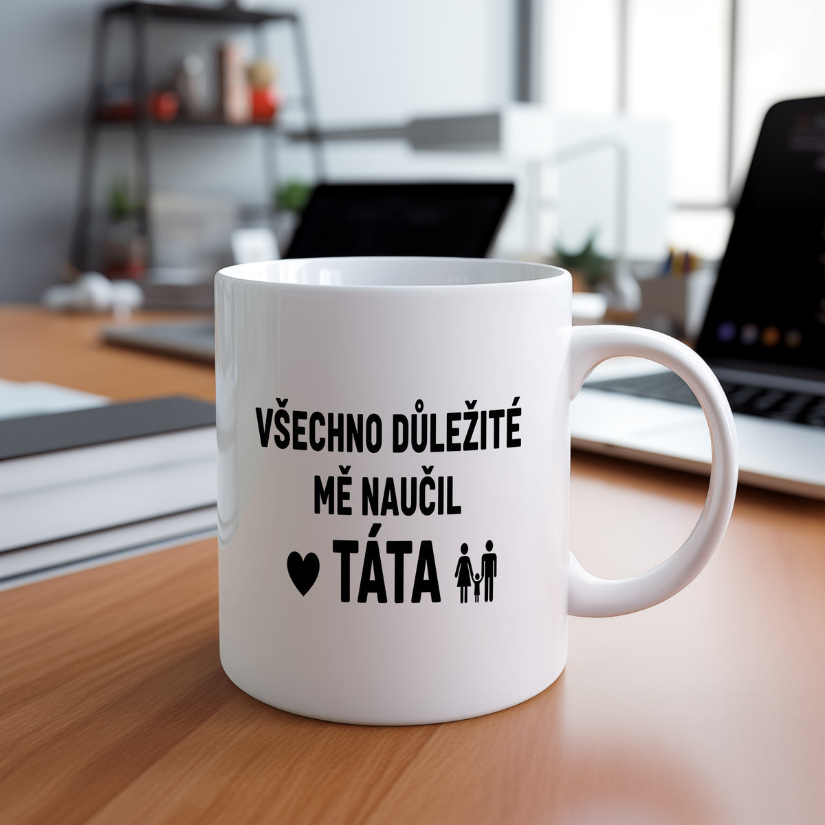 Bílý hrnek s černým textem a symbolem rodiny.