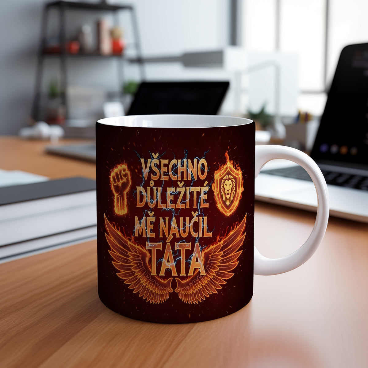 Černý hrnek s oranžovými motivy křídel, pěsti a lva.