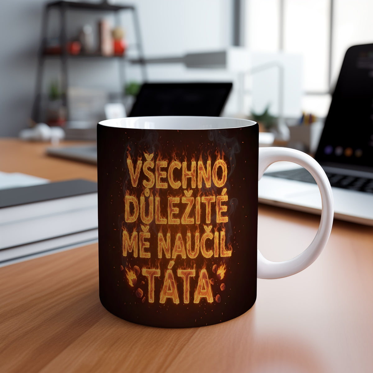 Hrnek s ohnivým textem VŠECHNO DŮLEŽITÉ MĚ NAUČIL TÁTA.