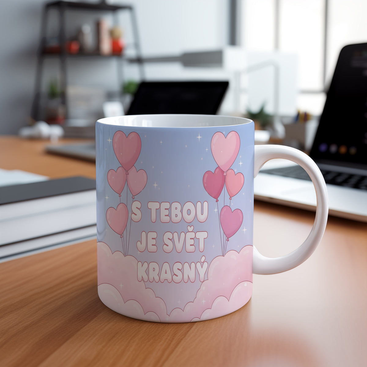 Hrnek s růžovými srdci a nápisem S tebou je svět krásný na pastelovém pozadí.