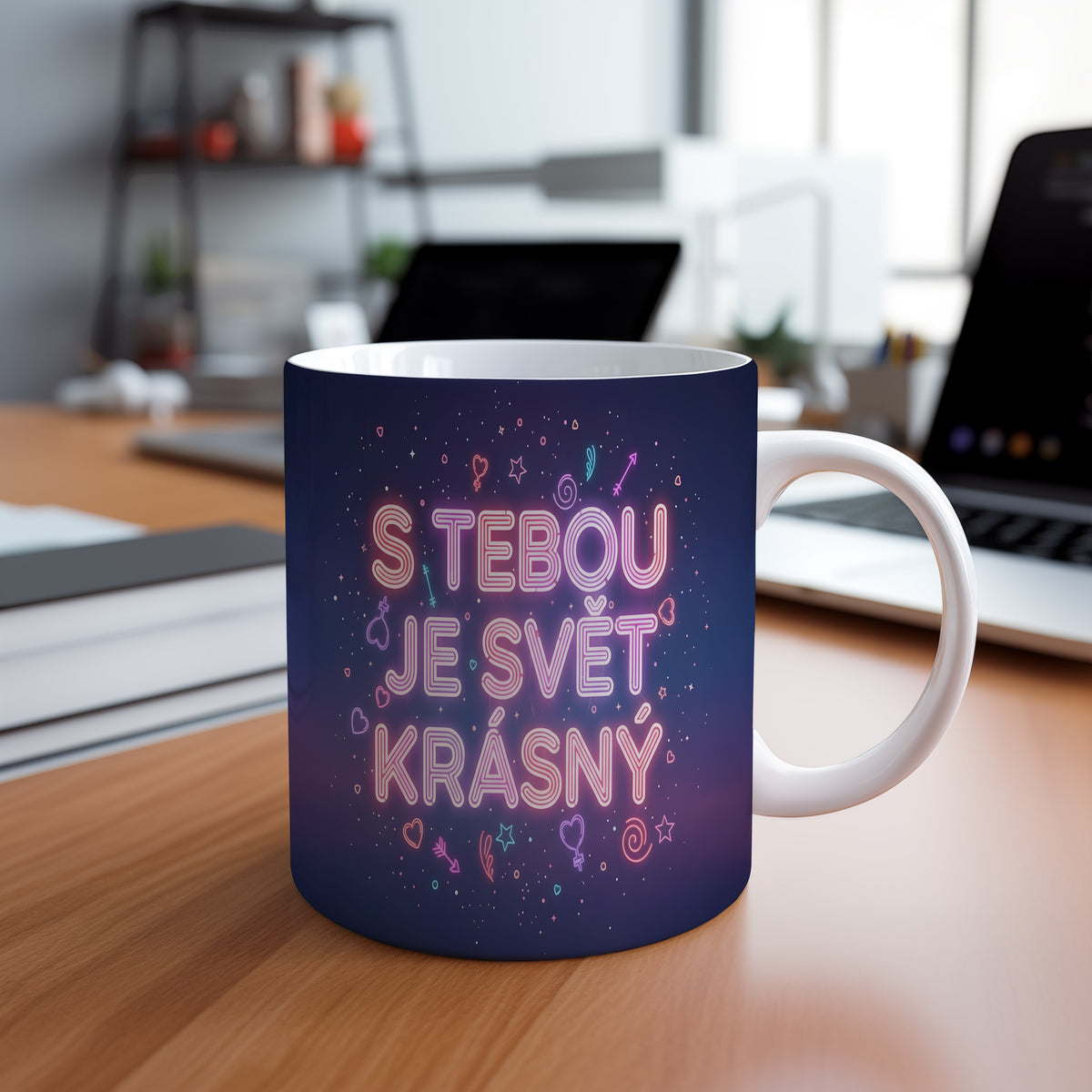 Romantický hrnek s nápisem 'S tebou je svět krásný' a láskyplnými symboly.