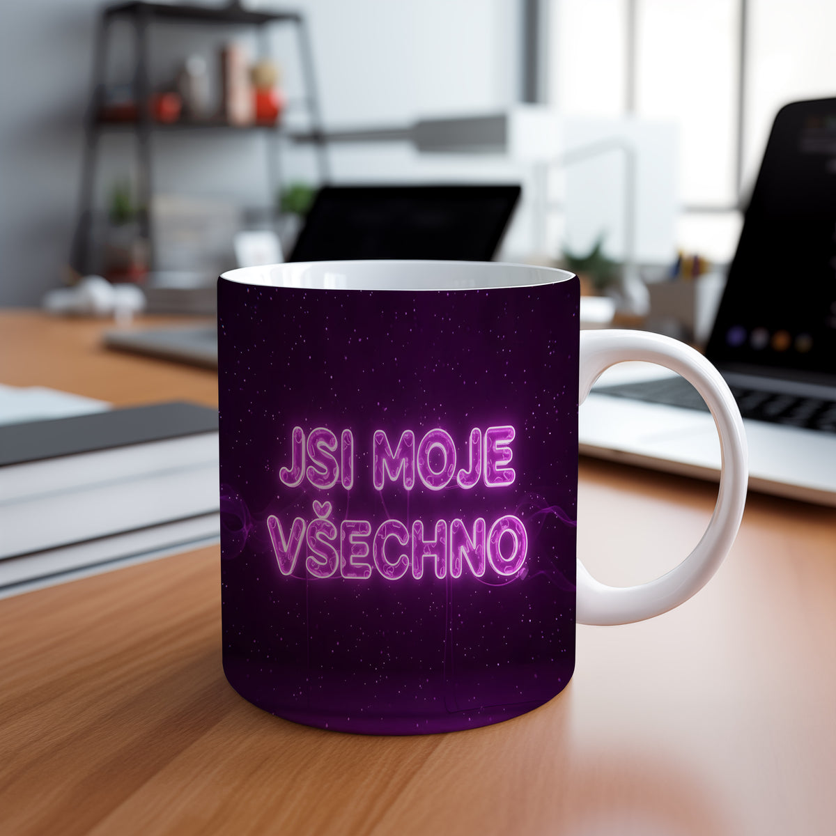 Fialový hrnek s textem JSI MOJE VŠECHNO a hvězdným pozadím.