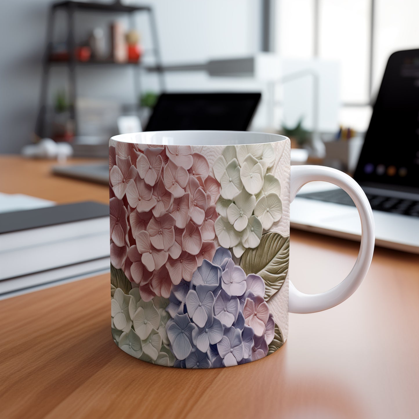 Hrnek s elegantním květinovým designem v růžových tónech