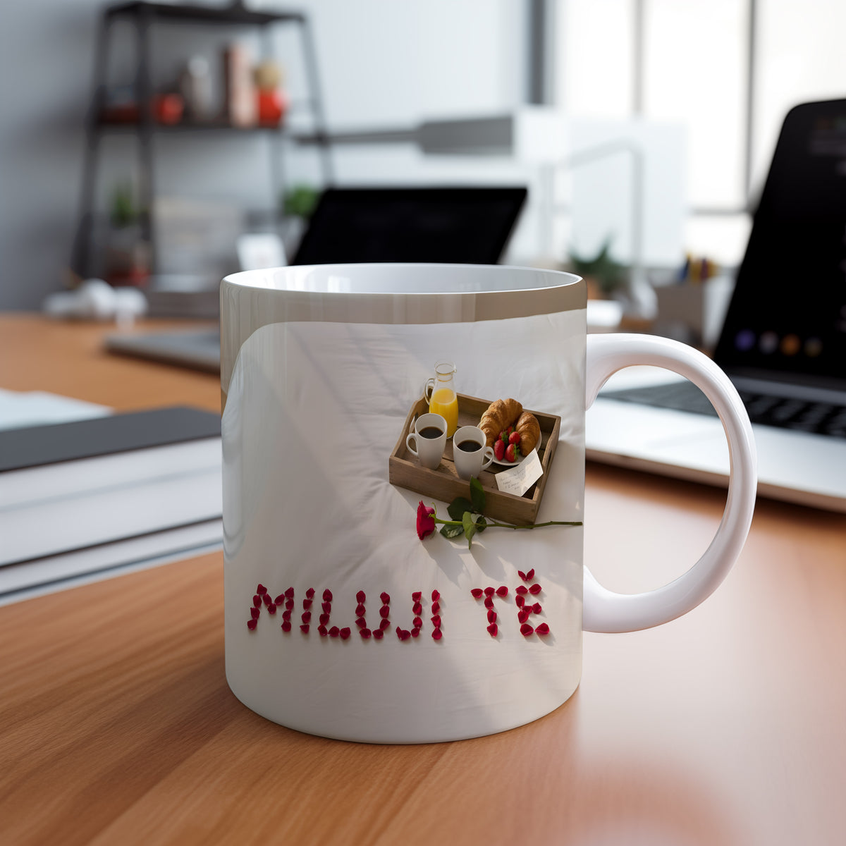 Hrnek s nápisem 'MILUJI TĚ', růže a snídaně na podnose.