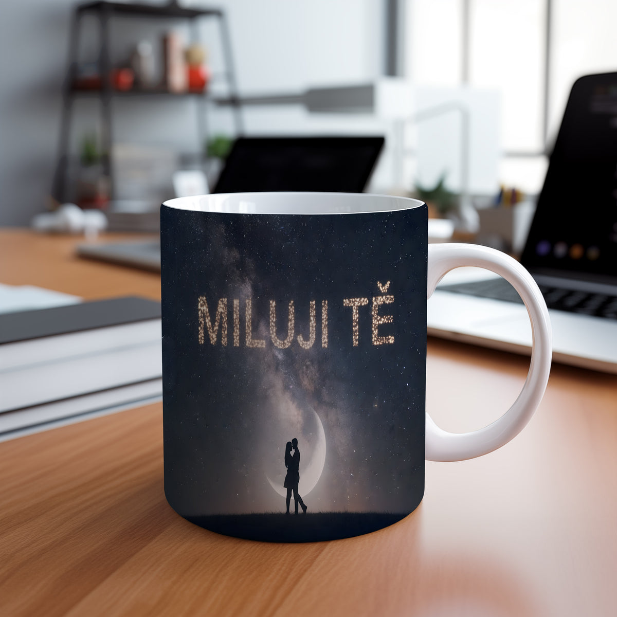 Hrnek s nápisem MILUJI TĚ a zamilovaným párem pod měsícem.