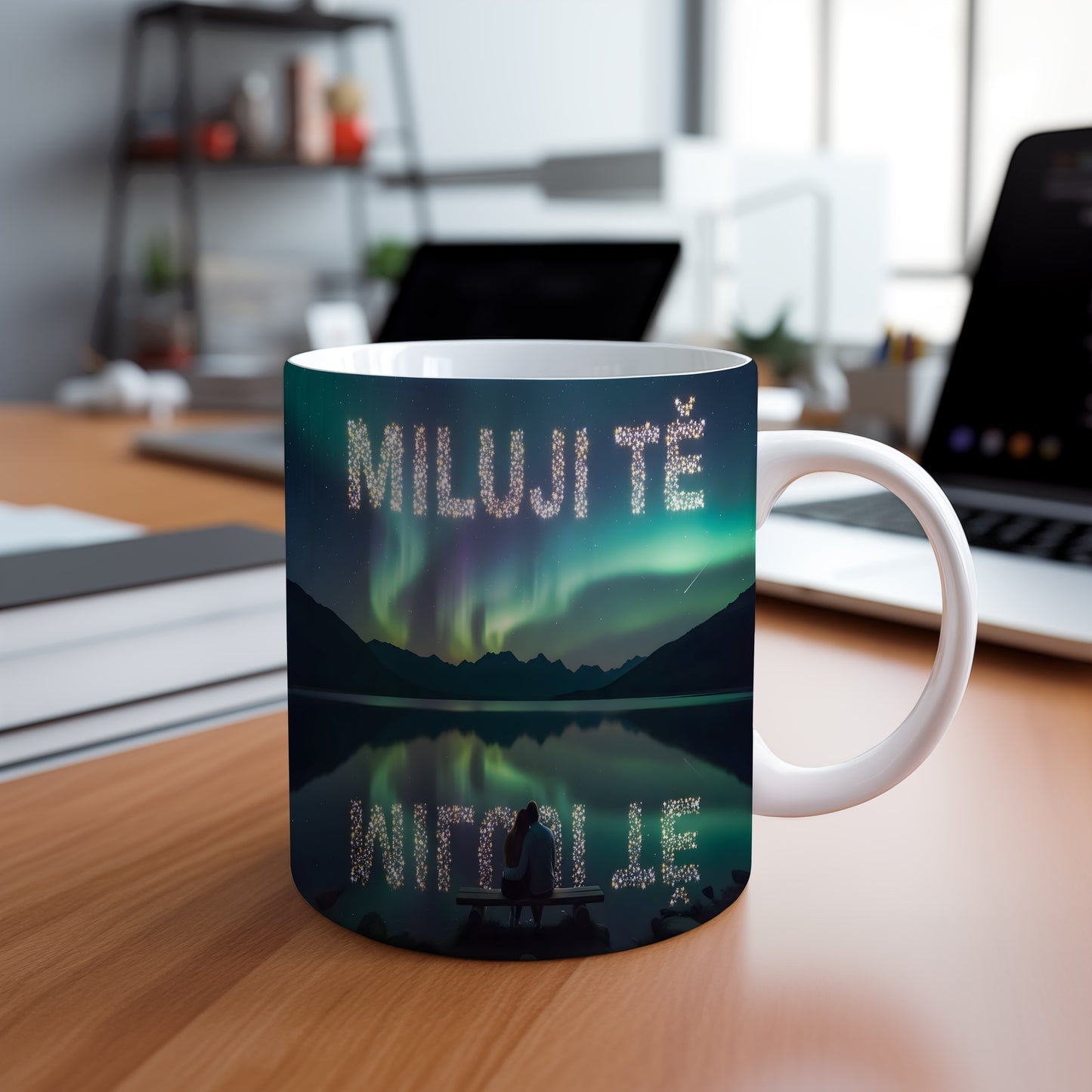 Hrnček s nápisem MILUJI TĚ a polární září na noční obloze.