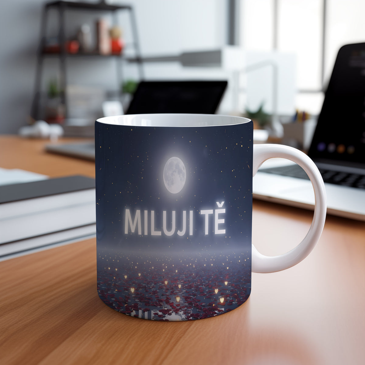 Hrnček s nápisem MILUJI TĚ pod noční oblohou s měsíčním svitem a srdíčky.