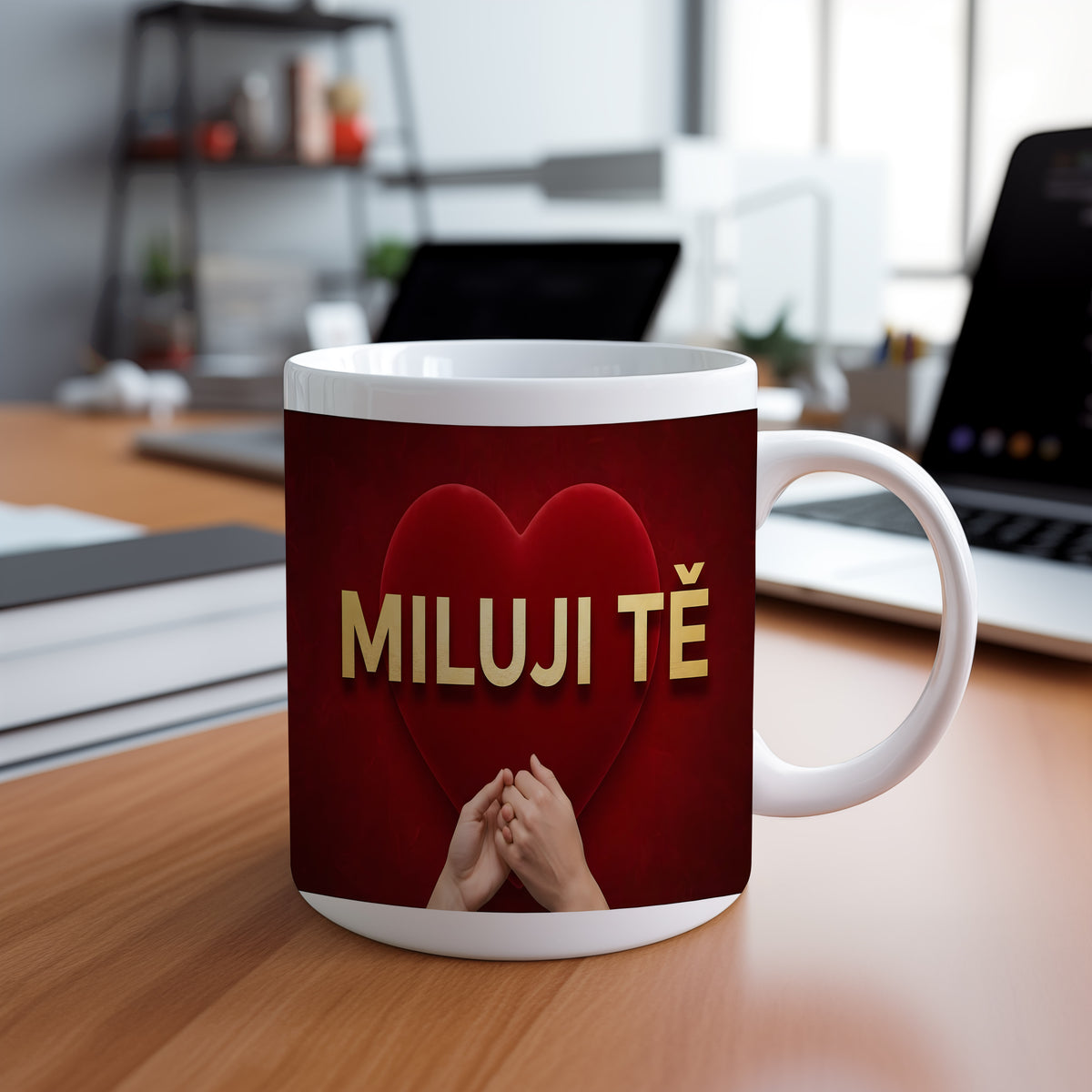 Bílý hrnek s červeným srdcem a nápisem MILUJI TĚ.