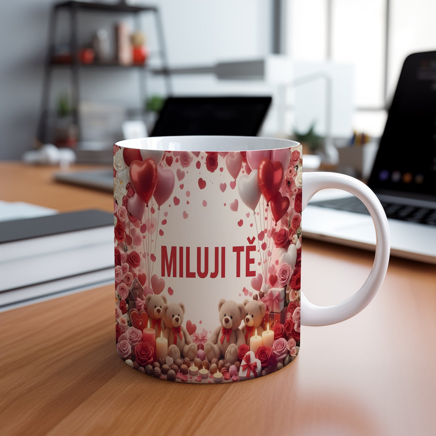 Romantický hrnek s nápisem MILUJI TĚ, srdci a medvídky.