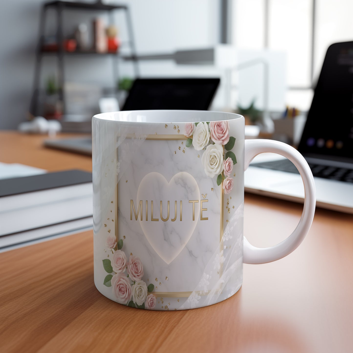 Hrnek s nápisem MILUJI TĚ a růžemi na mramorovém pozadí.