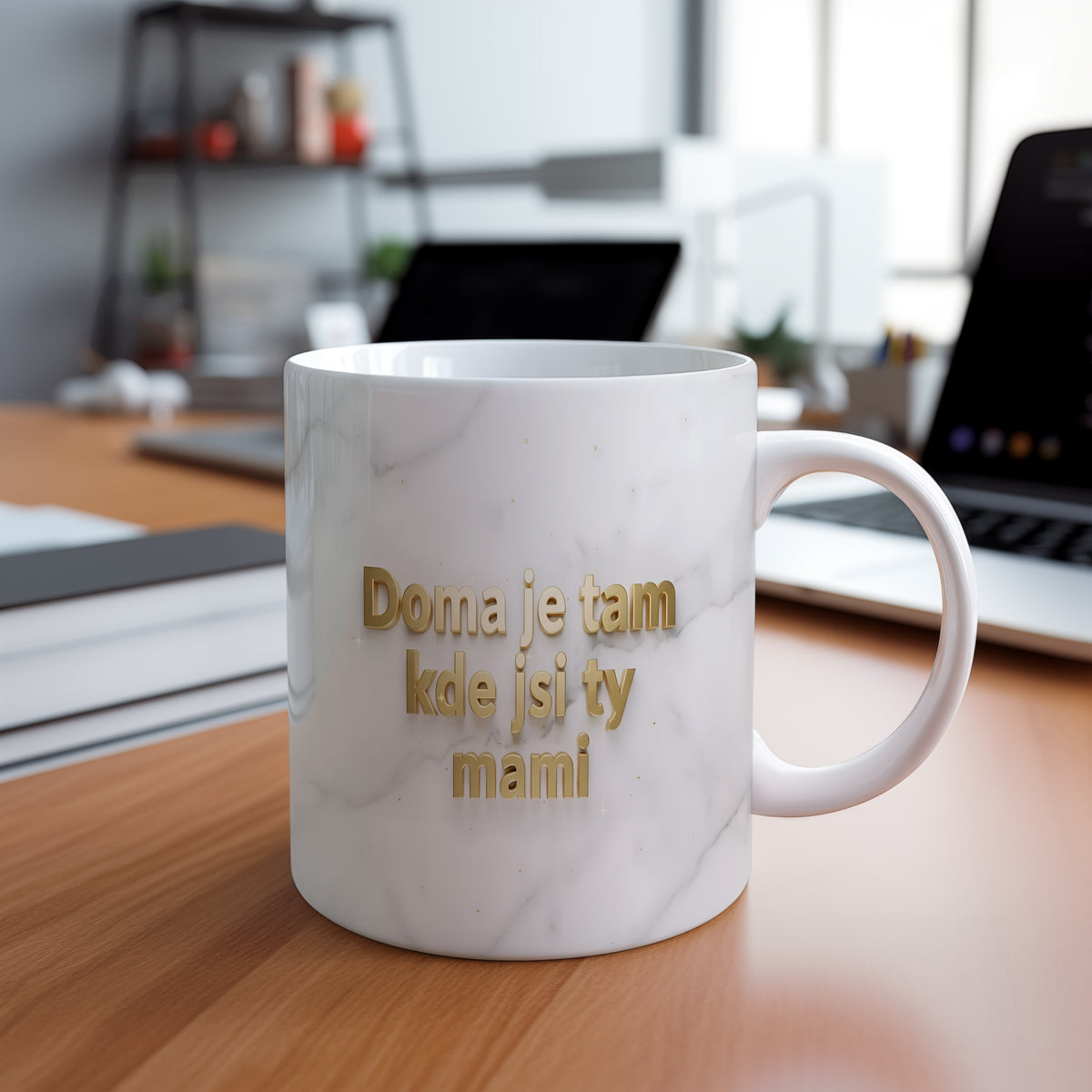 Hrnek Doma je tam kde jsi ty mami – zlaté písmo na mramorovém pozadí – varianta 88