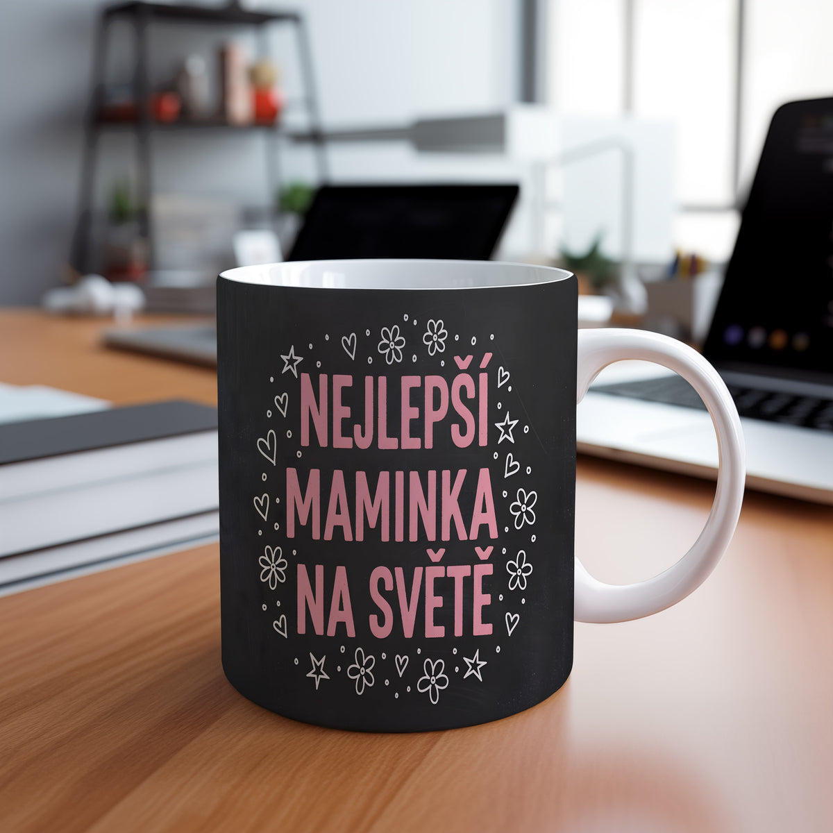 Hrnek Nejlepší maminka na světě – moderní květinové vzory s růžovými písmeny – varianta 88