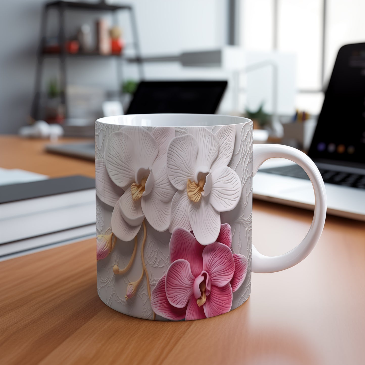 Hrnek s orchidejemi v přírodních tónech