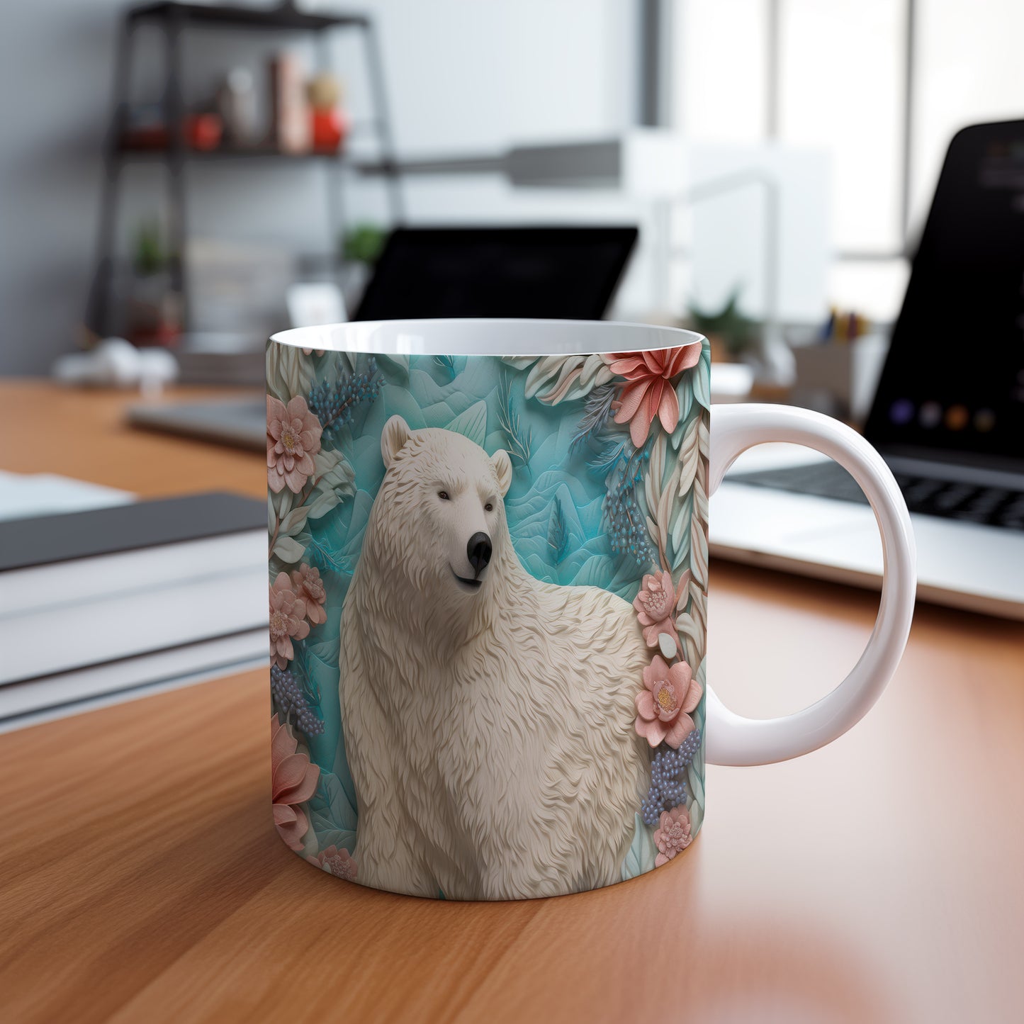 Hrnek s medvědem mezi květinami