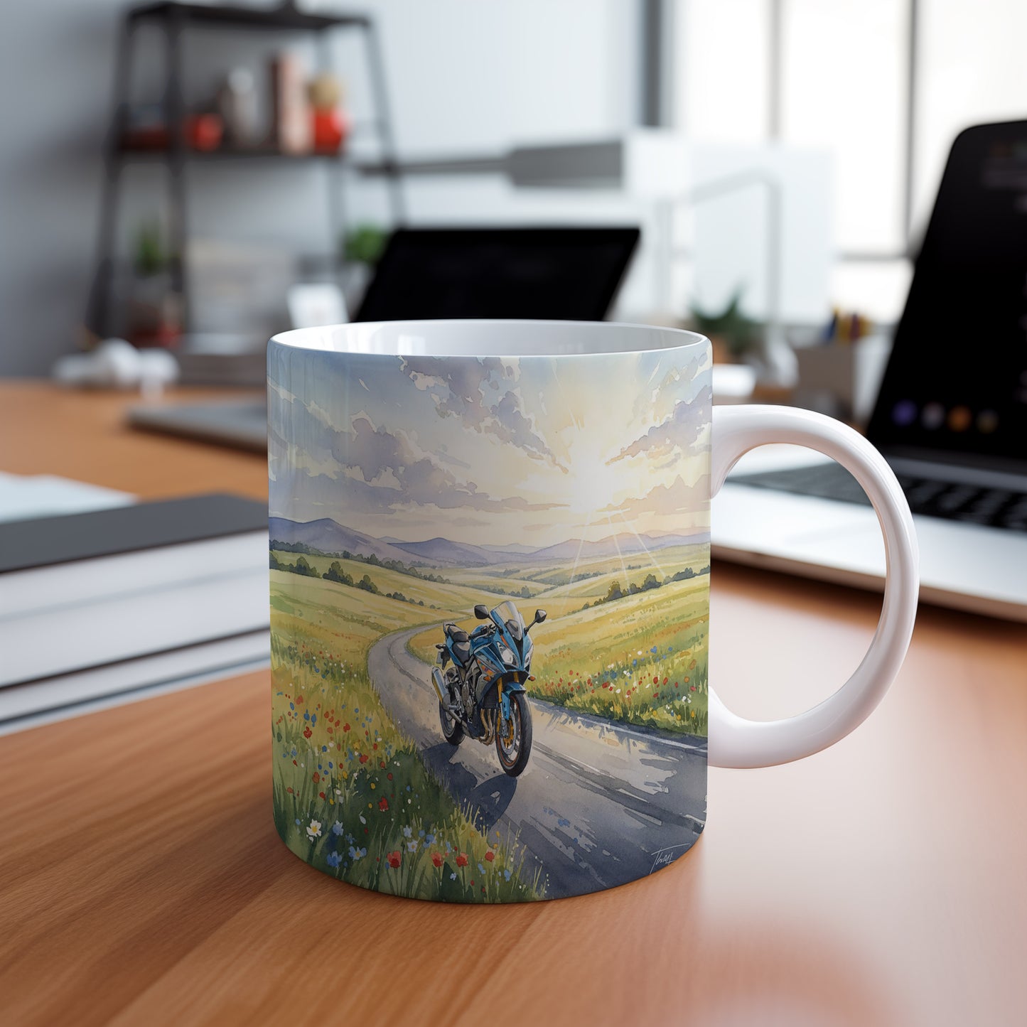 Hrnek s akvarelovou motorkou na venkovské cestě