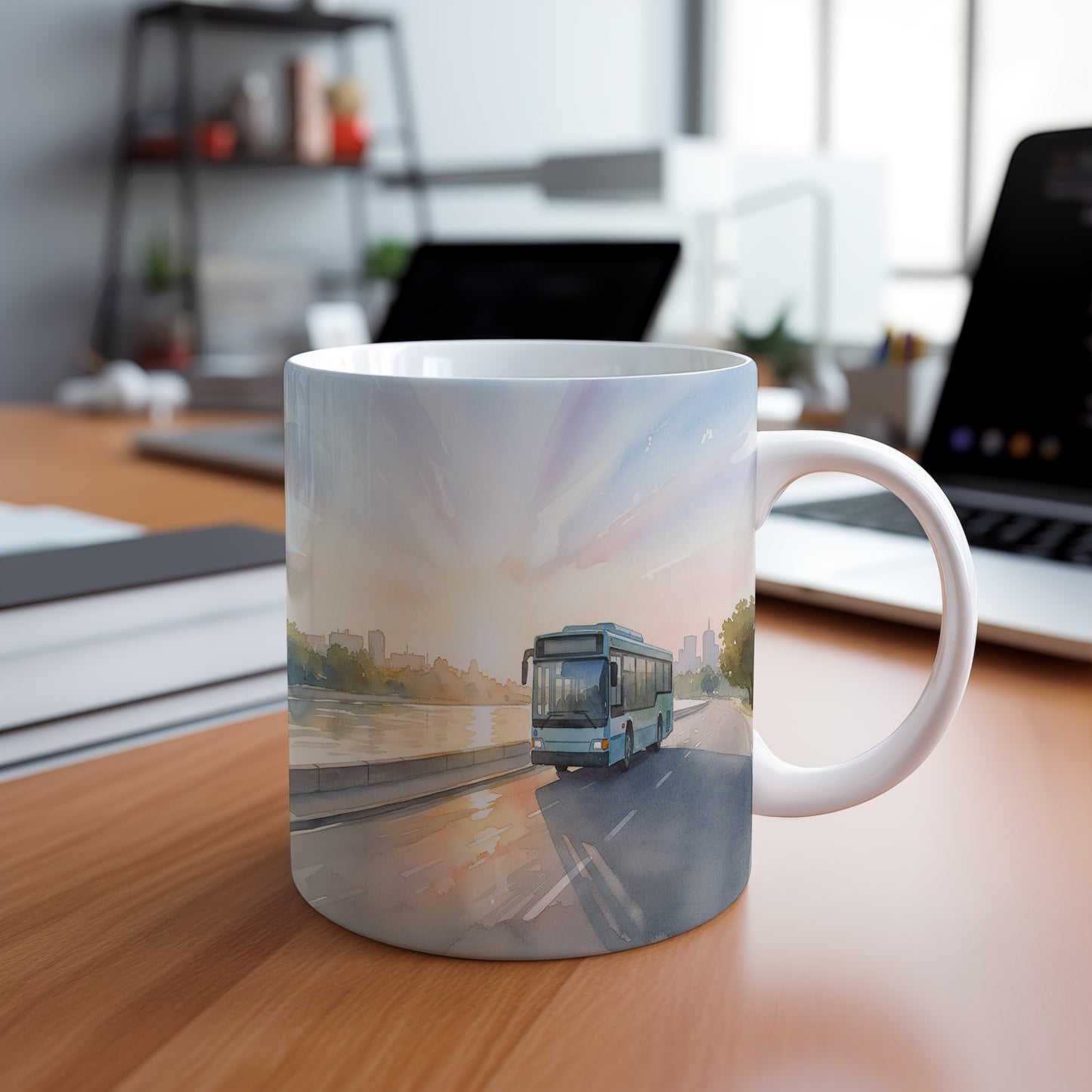 Hrnek s autobusem při západu slunce