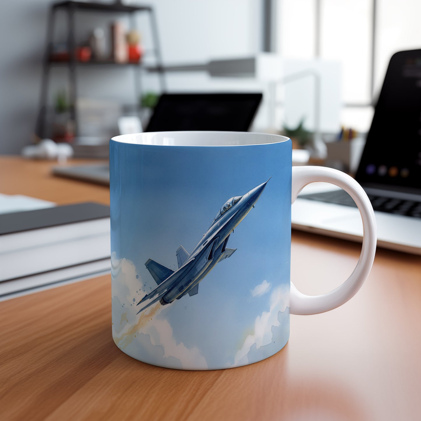 Hrnek s proudovým letounem na obloze
