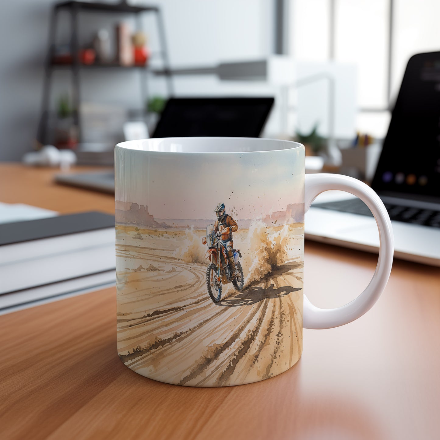 Hrnek s motorkářem v poušti