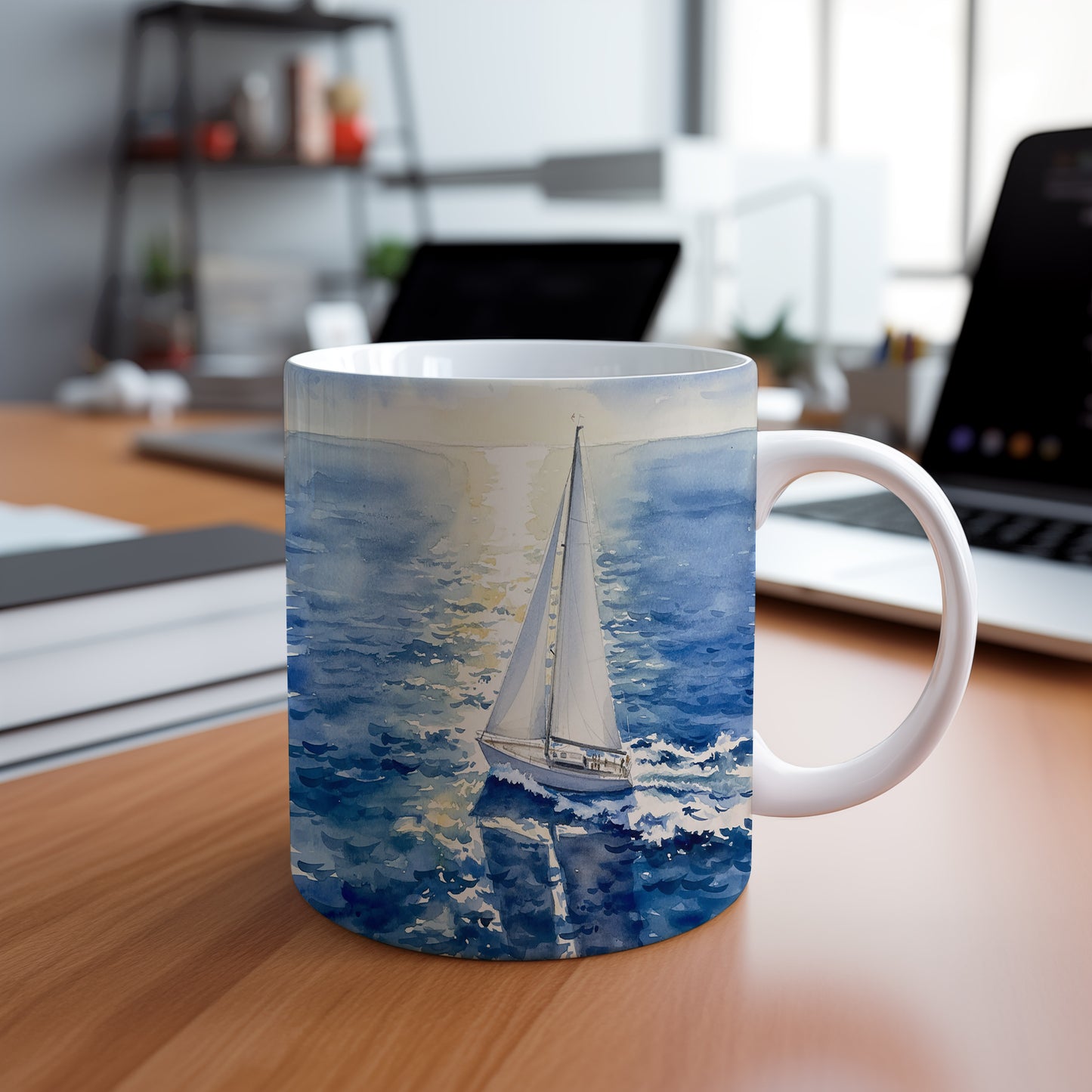 Hrnek s jachtou v západu slunce