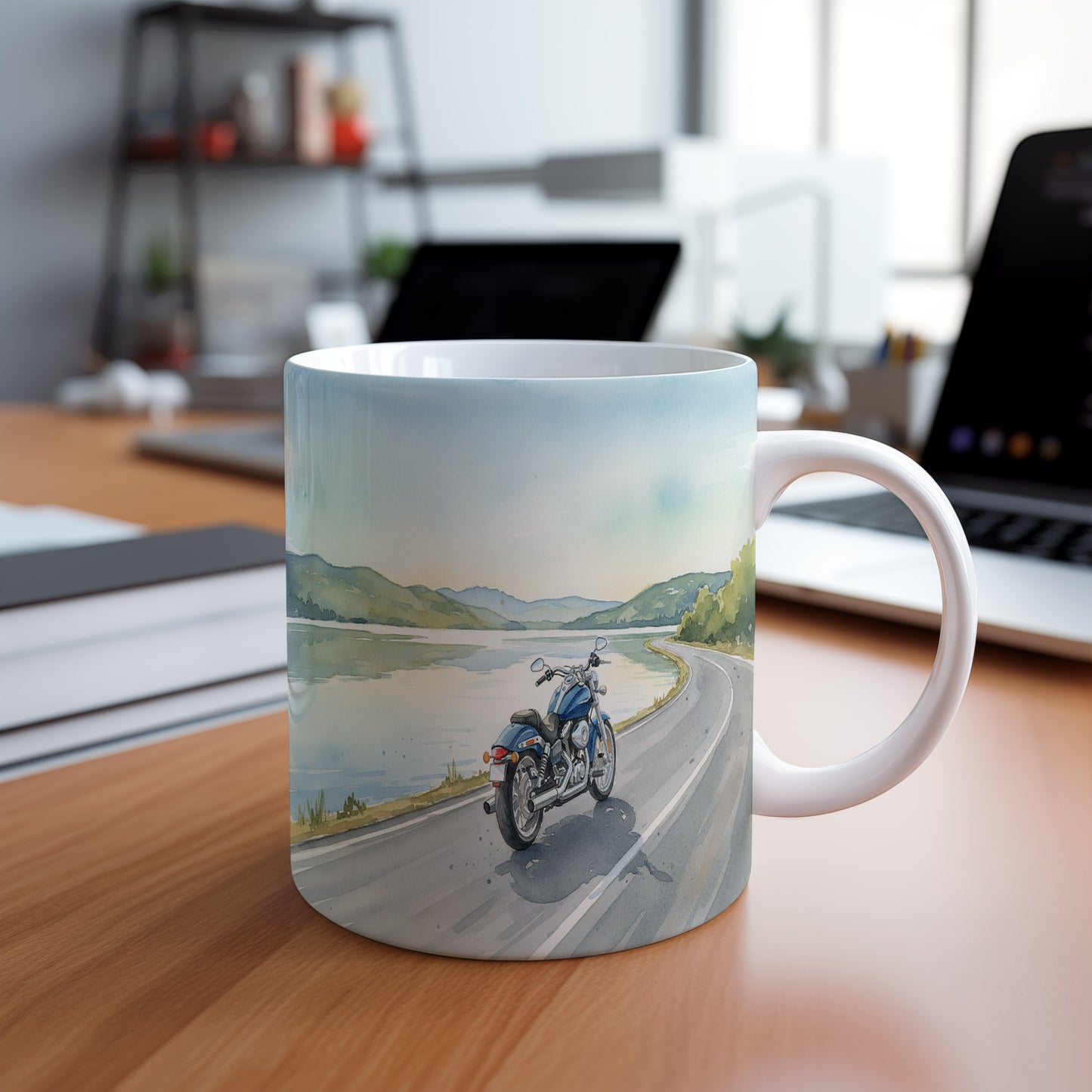 Hrnek s motorkou u jezera