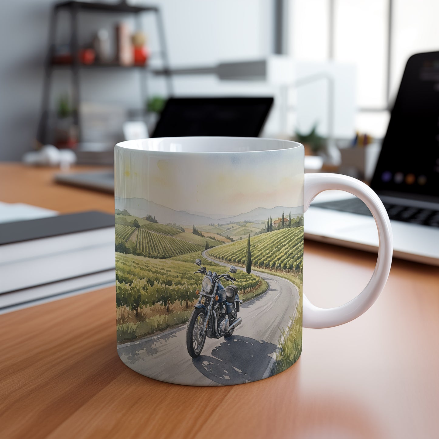 Hrnek s motorkou ve vinici