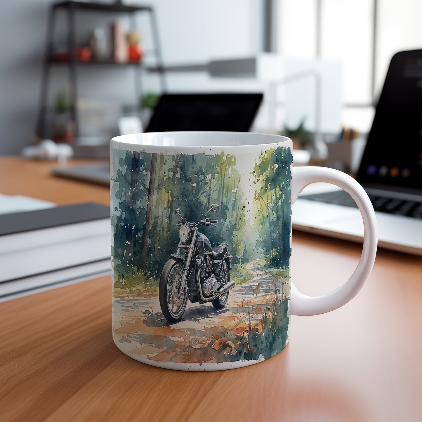 Hrnek s motorkou v lesní krajině