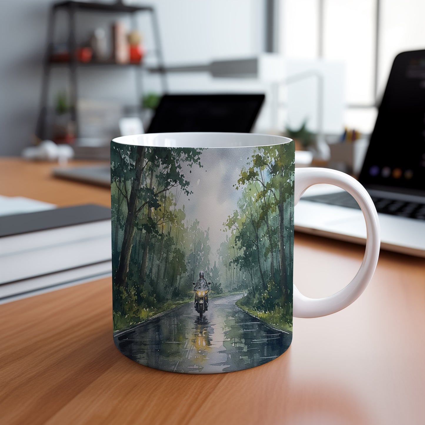 Hrnek s motorkou na lesní cestě