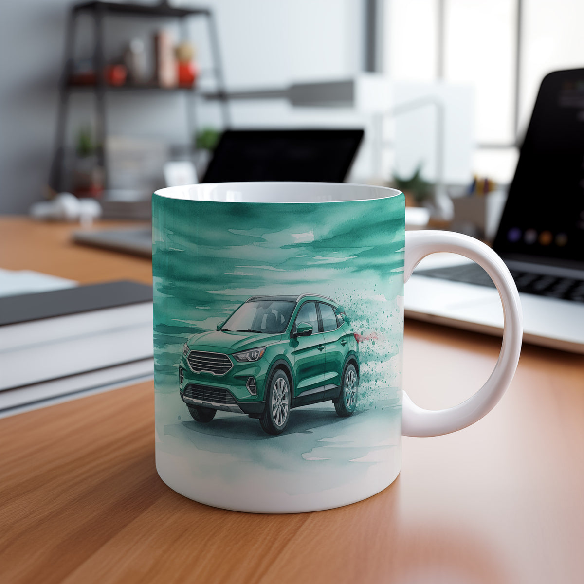 Hrnek s SUV v zelené krajině