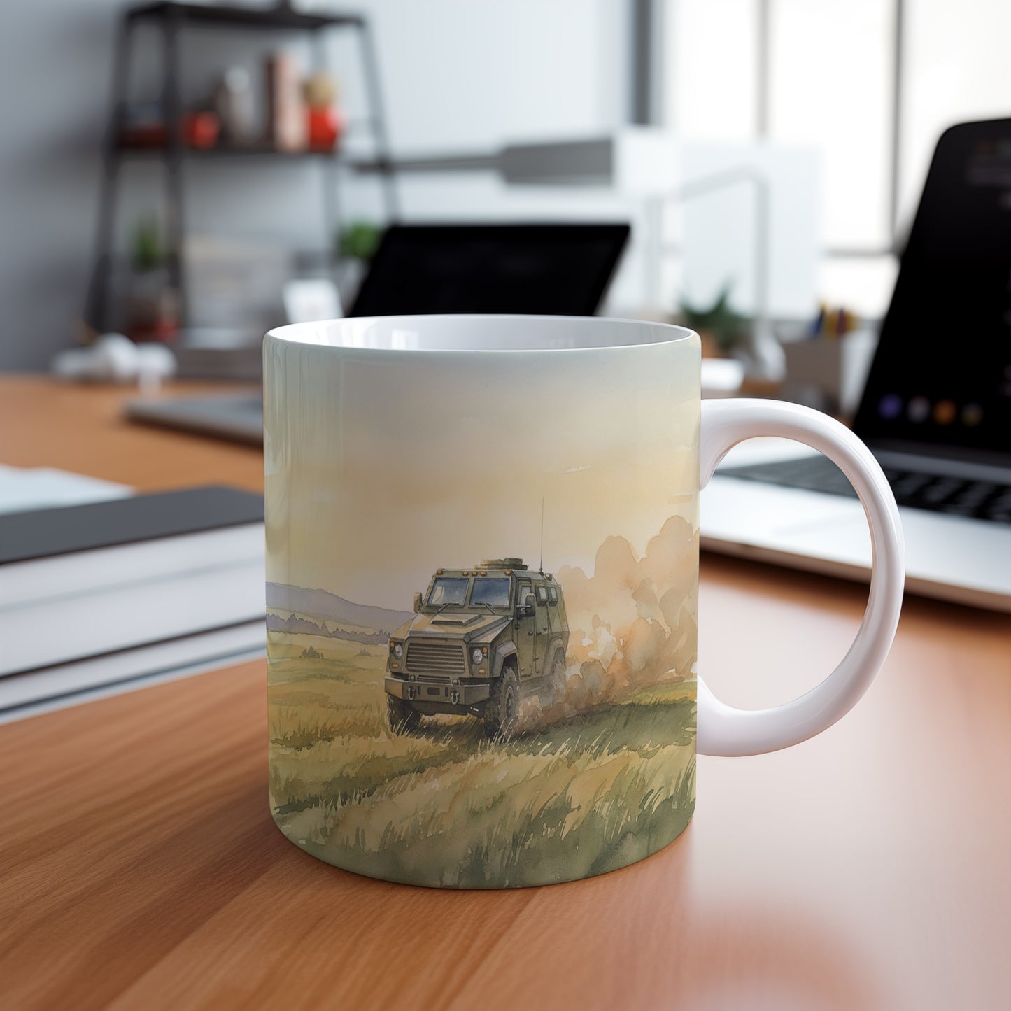 Hrnek s obrněným vozem na polní cestě