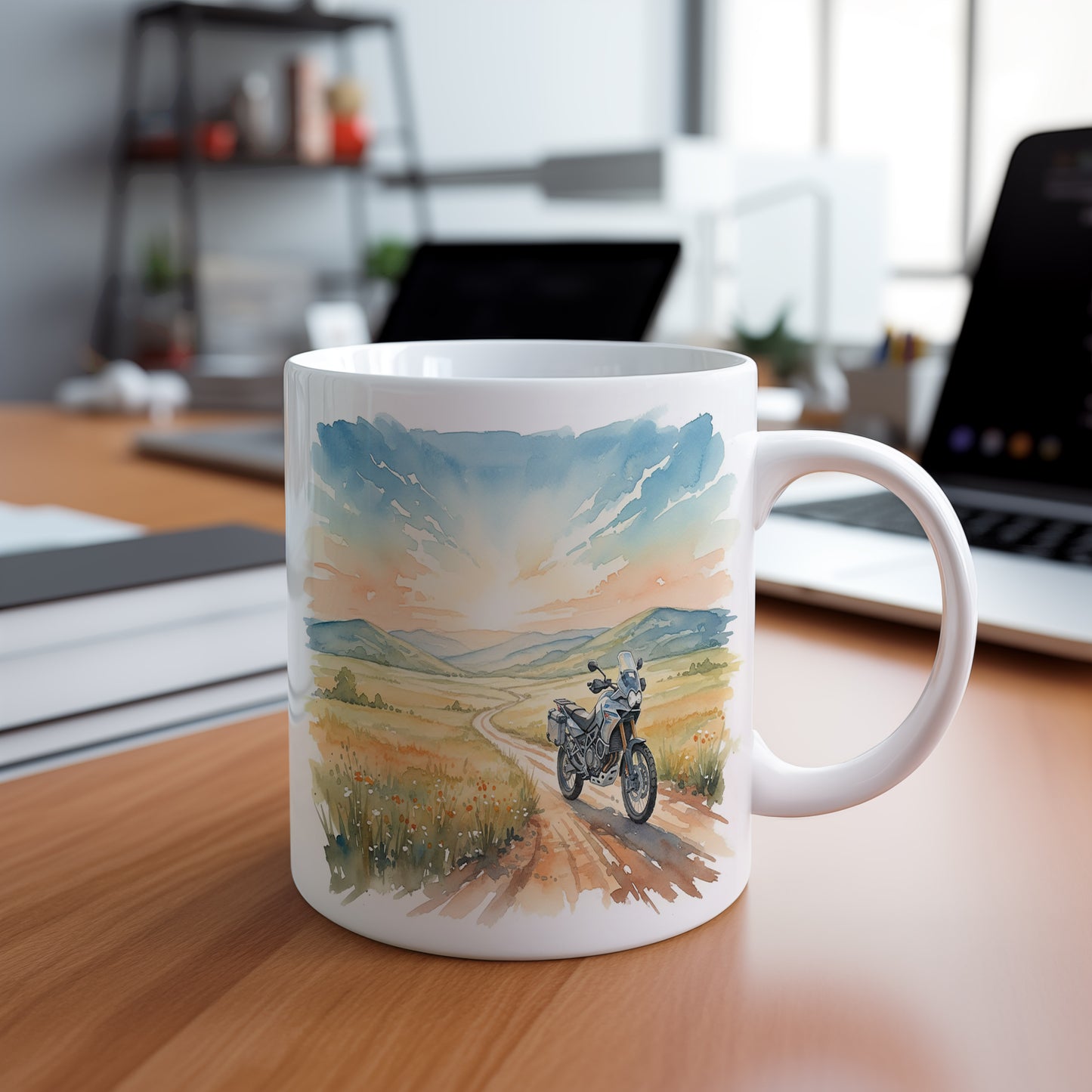 Hrnek s motorkou na venkovské cestě