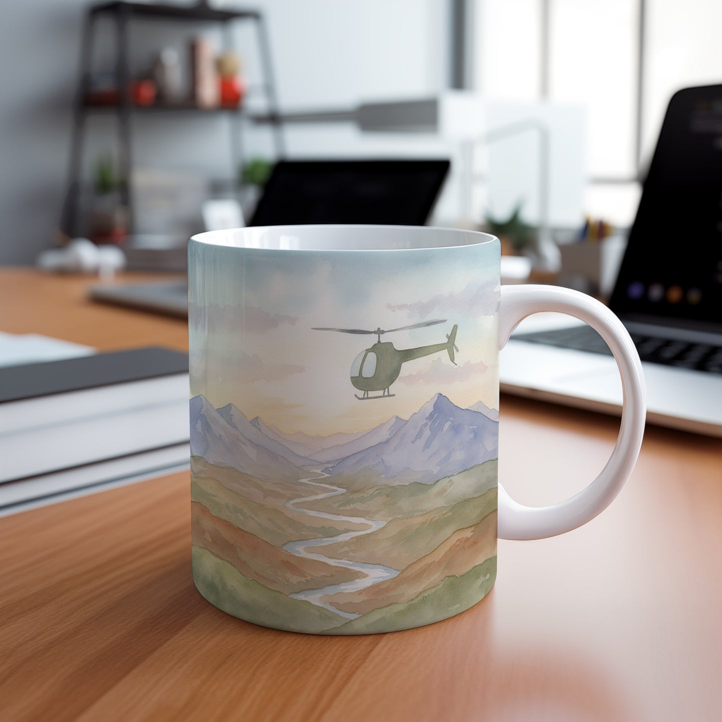 Hrnek s vrtulníkem nad údolím