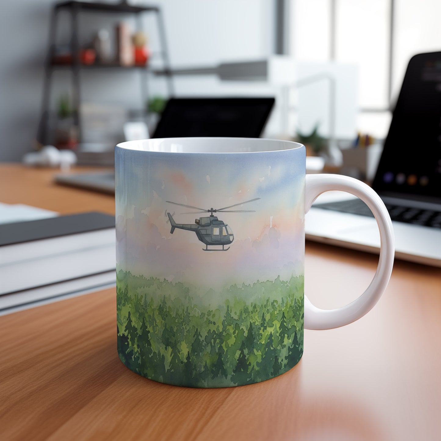 Hrnek s vrtulníkem nad lesem