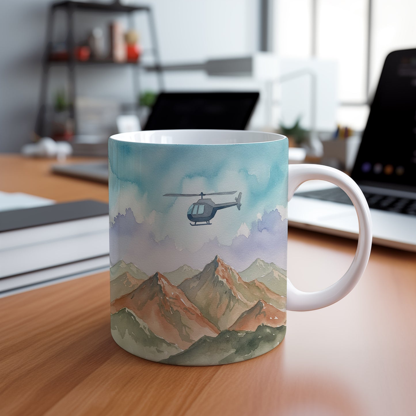 Hrnek s vrtulníkem v horách