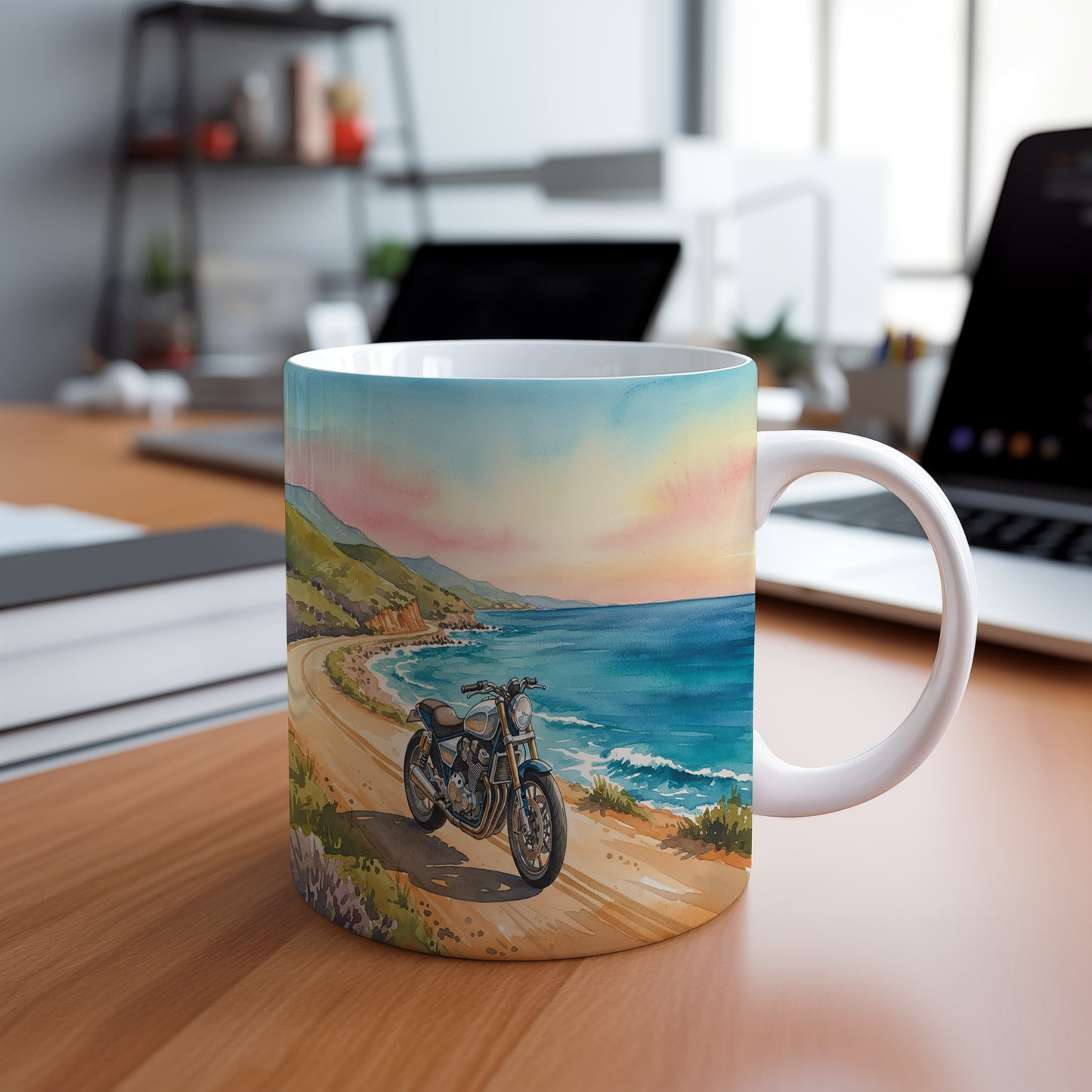 Hrnek s motorkou na pobřežní stezce