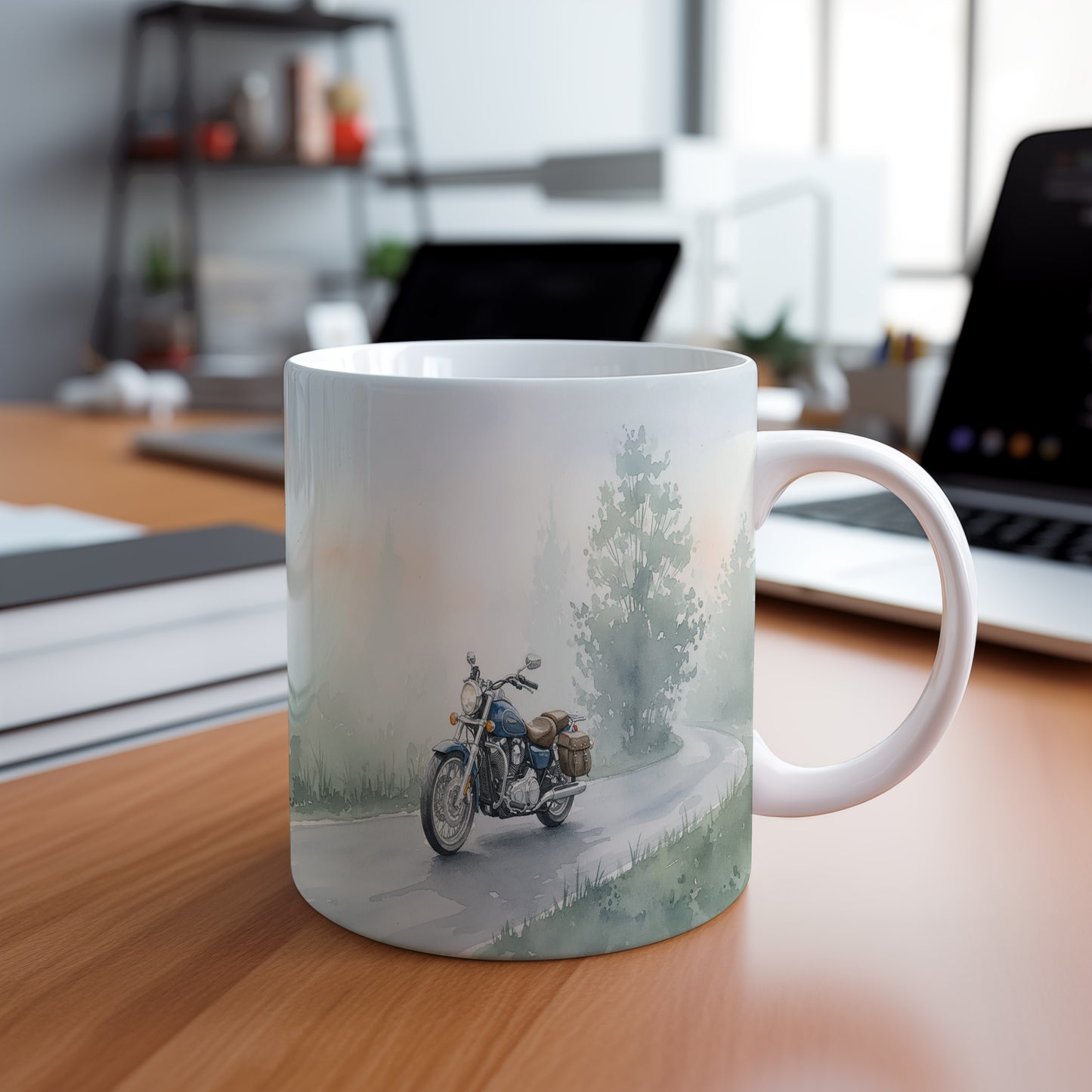 Hrnek s motorkou na lesní cestě