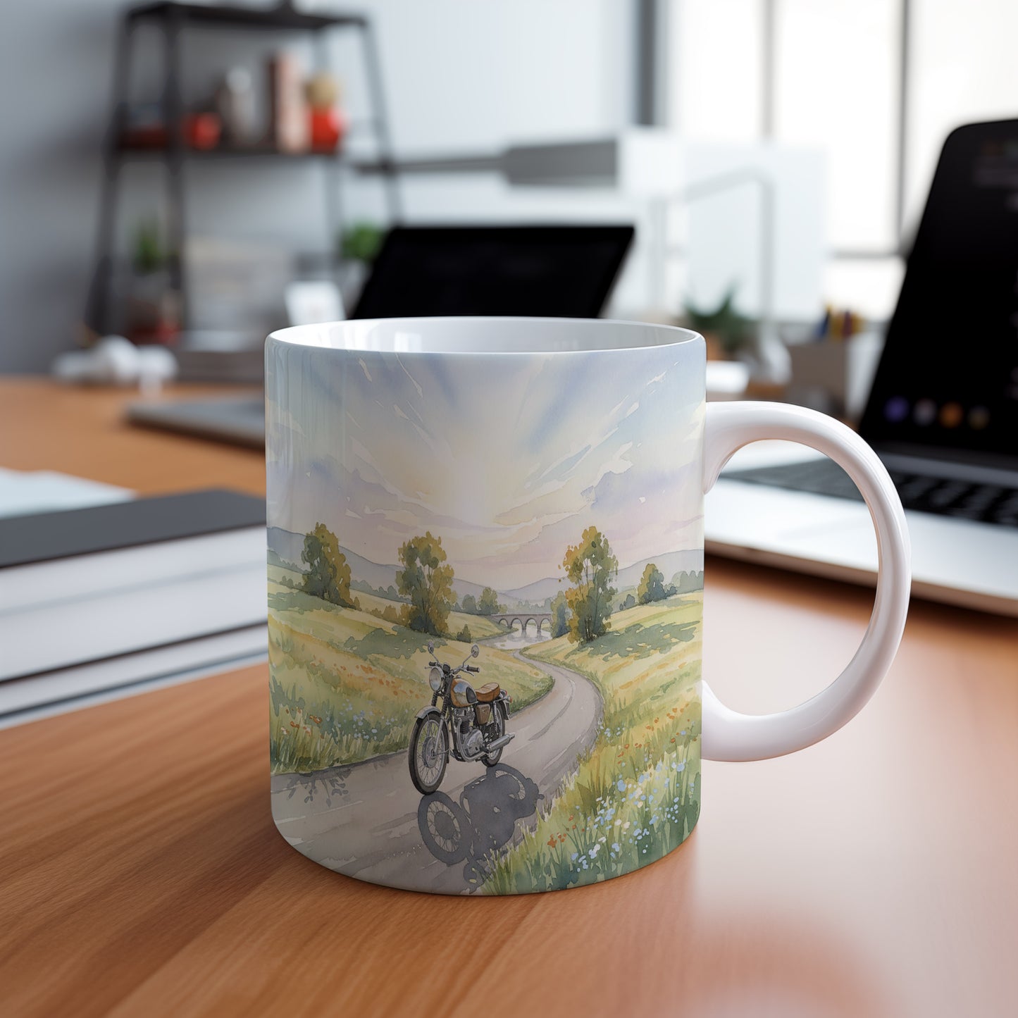 Hrnek s motorkou na venkovské cestě