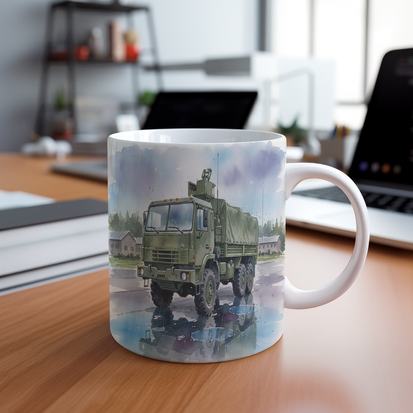 Hrnek s vojenským vozem v dešti