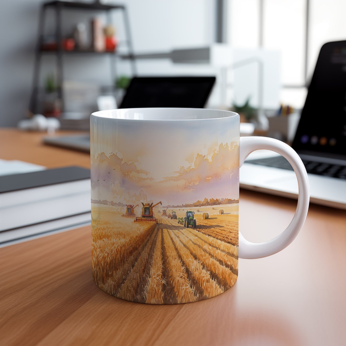 Hrnek s kombajnem při západu slunce