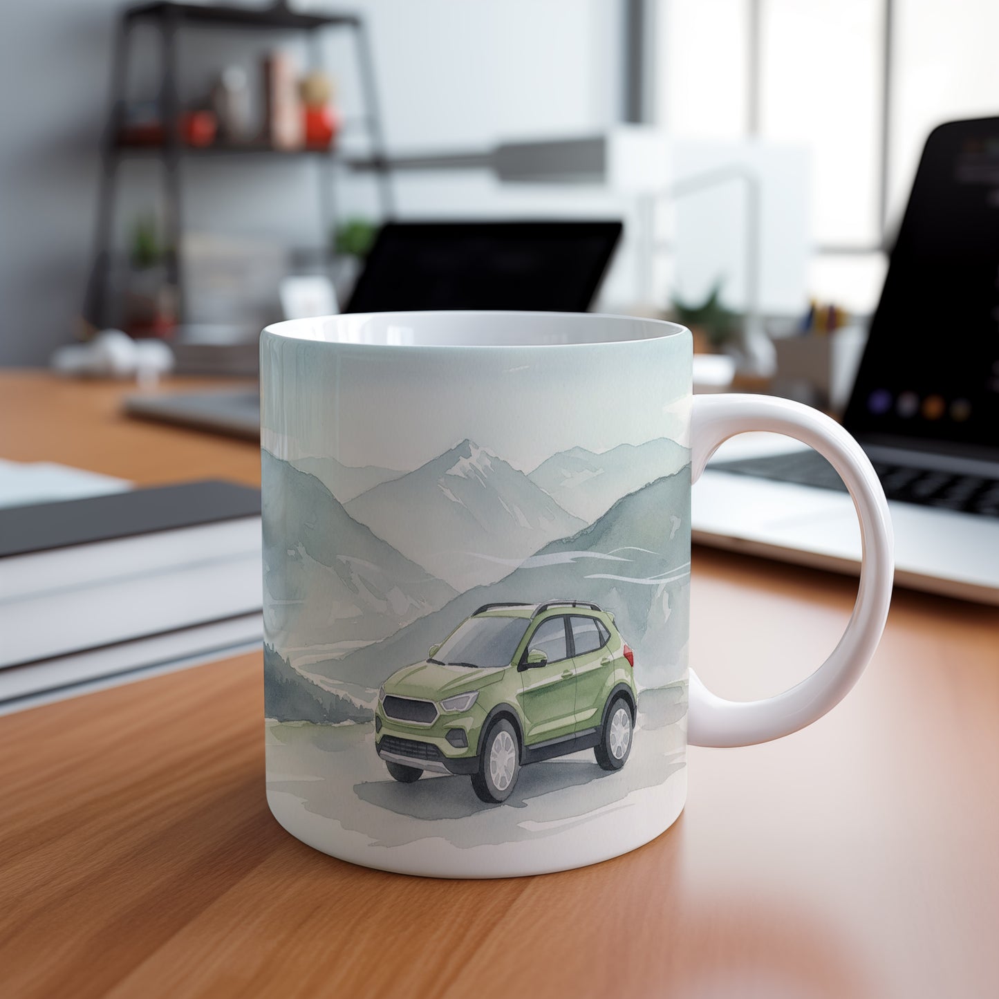 Hrnek s SUV v horské scenérii